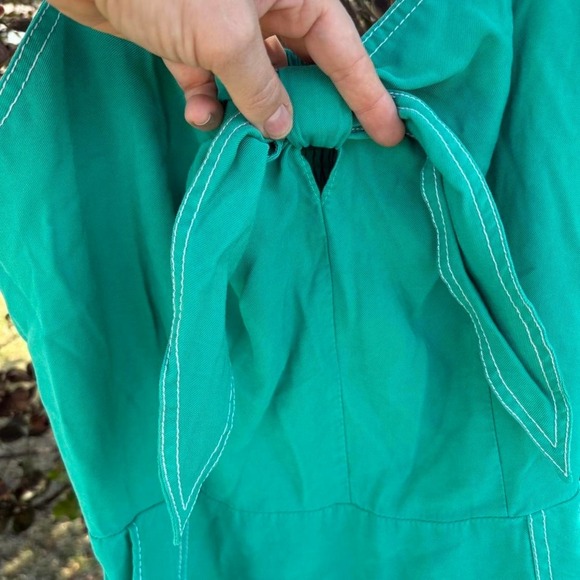 Green dress with white stitching, pockets, adjustable straps, peek a boo detail - Picture 3 of 7
